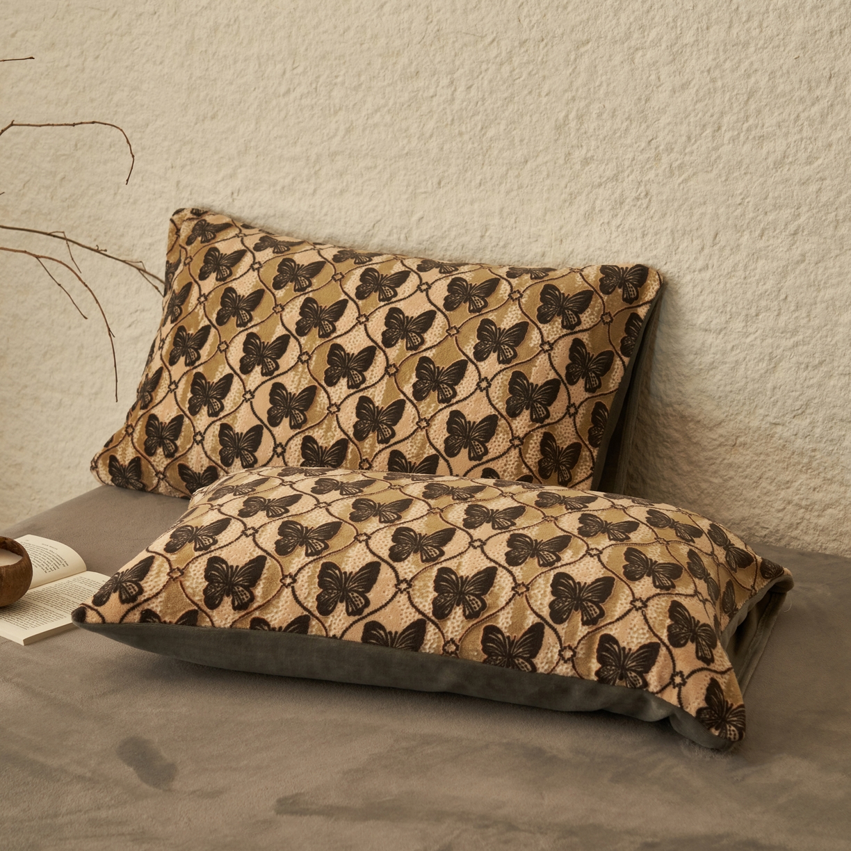 91家纺网 家纺一手货源 找家纺 寐绸家纺 2025秋冬新款230g中古风牛奶绒雕花四件套 法式-蝴蝶纷飞