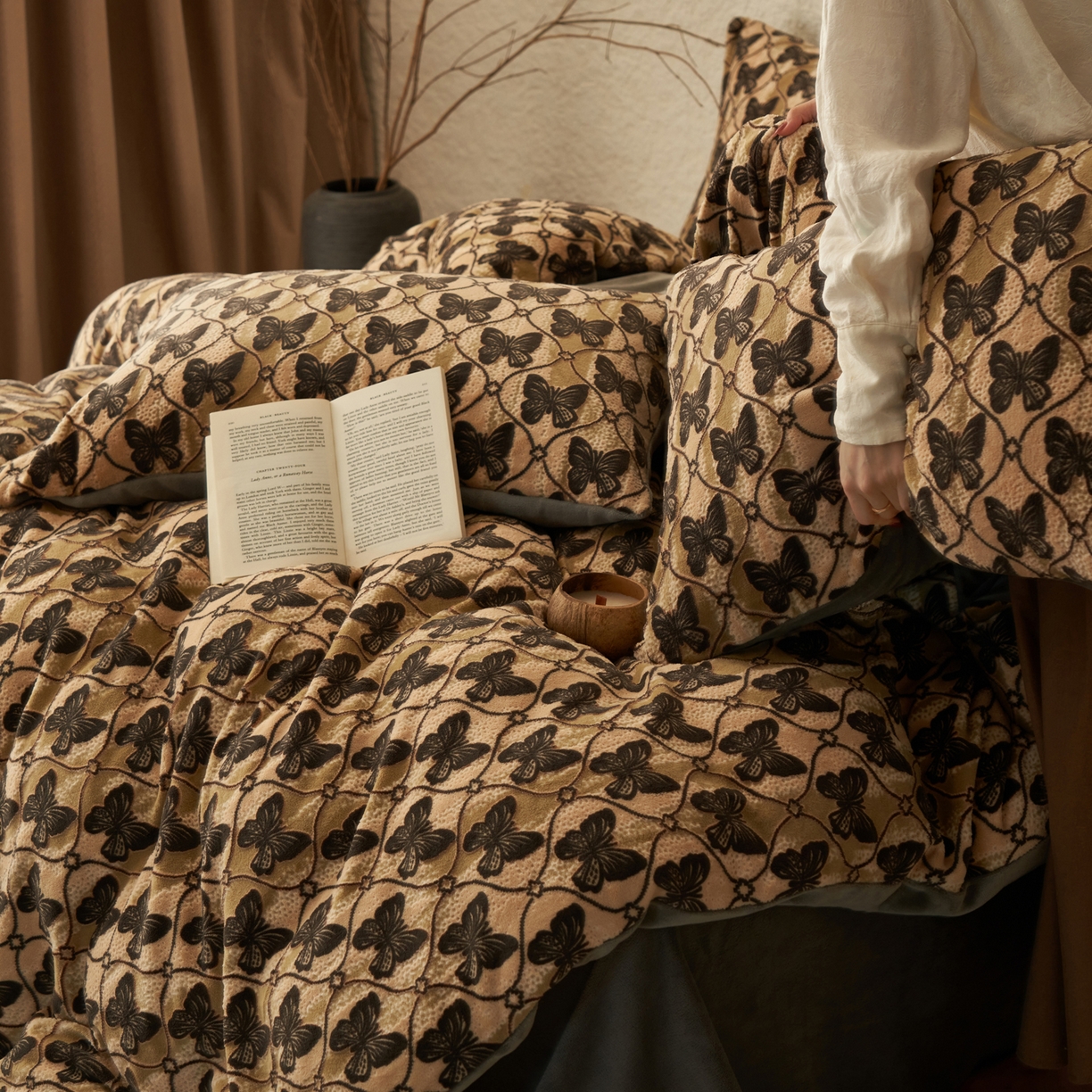 91家纺网 家纺一手货源 找家纺 寐绸家纺 2025秋冬新款230g中古风牛奶绒雕花四件套 法式-蝴蝶纷飞