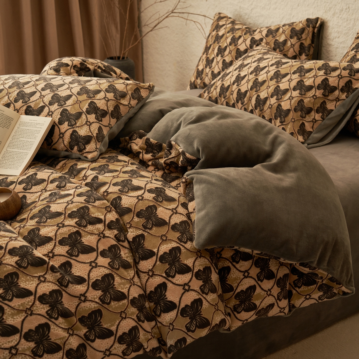 91家纺网 家纺一手货源 找家纺 寐绸家纺 2025秋冬新款230g中古风牛奶绒雕花四件套 法式-蝴蝶纷飞