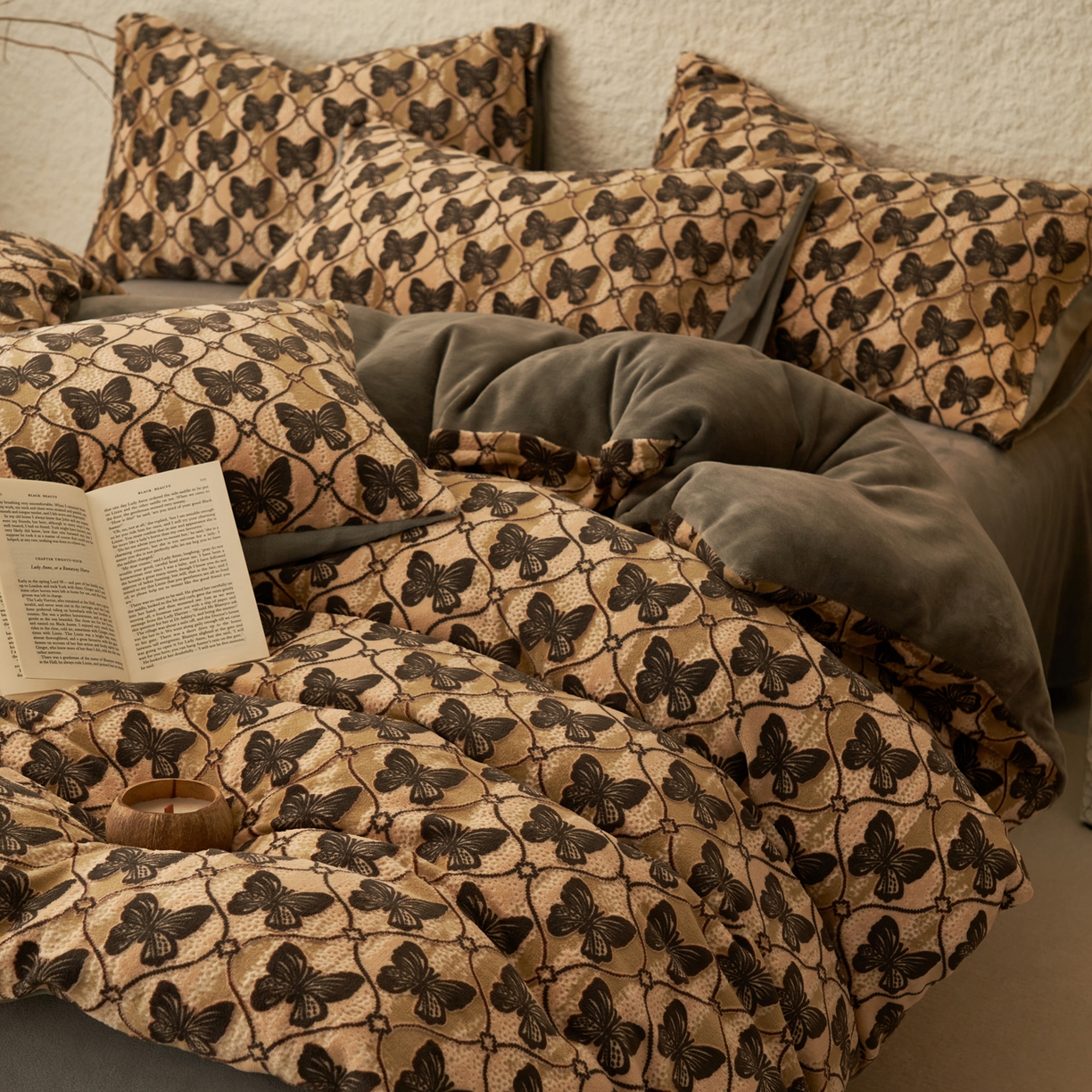 91家纺网 家纺一手货源 找家纺 寐绸家纺 2025秋冬新款230g中古风牛奶绒雕花四件套 法式-蝴蝶纷飞