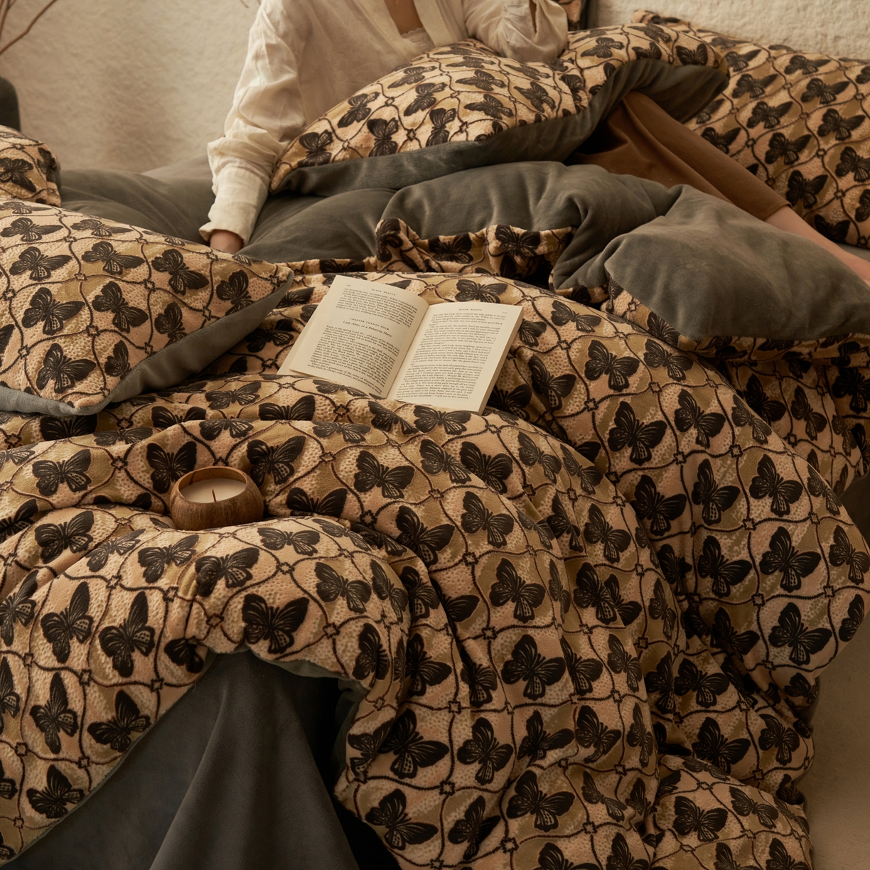 91家纺网 家纺一手货源 找家纺 寐绸家纺 2025秋冬新款230g中古风牛奶绒雕花四件套 法式-蝴蝶纷飞