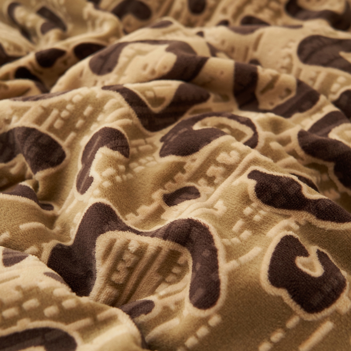 91家纺网 家纺一手货源 找家纺 寐绸家纺 2025秋冬新款230g中古风牛奶绒雕花四件套 中古-豹纹