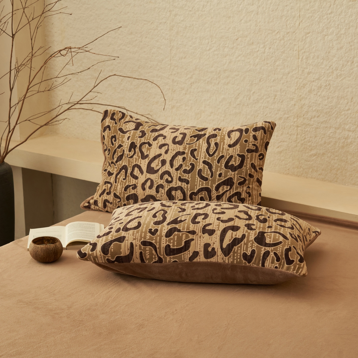 91家纺网 家纺一手货源 找家纺 寐绸家纺 2025秋冬新款230g中古风牛奶绒雕花四件套 中古-豹纹