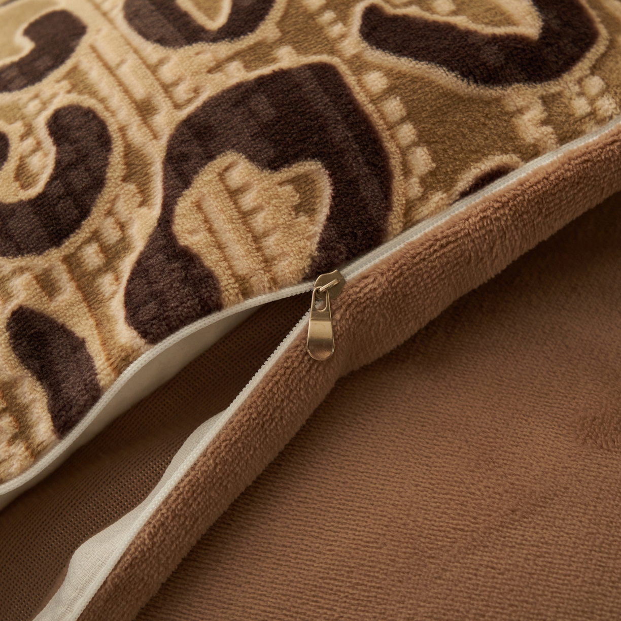 91家纺网 家纺一手货源 找家纺 寐绸家纺 2025秋冬新款230g中古风牛奶绒雕花四件套 中古-豹纹