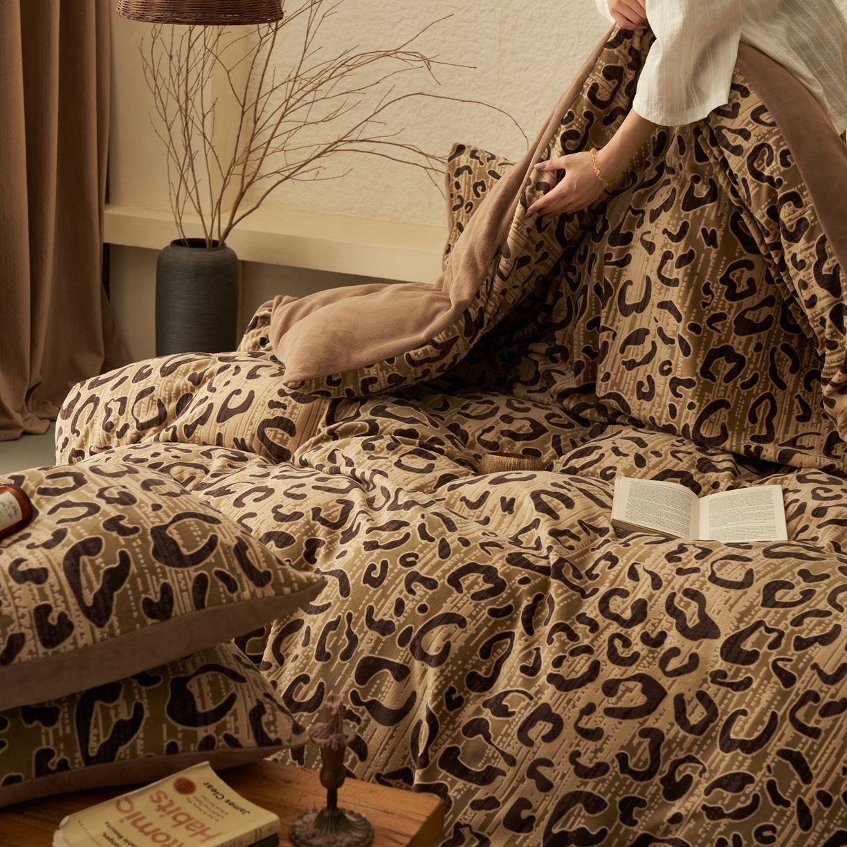 91家纺网 家纺一手货源 找家纺 寐绸家纺 2025秋冬新款230g中古风牛奶绒雕花四件套 中古-豹纹