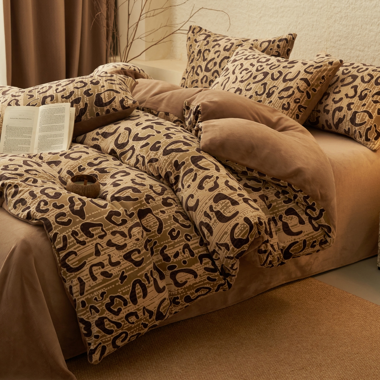 91家纺网 家纺一手货源 找家纺 寐绸家纺 2025秋冬新款230g中古风牛奶绒雕花四件套 中古-豹纹