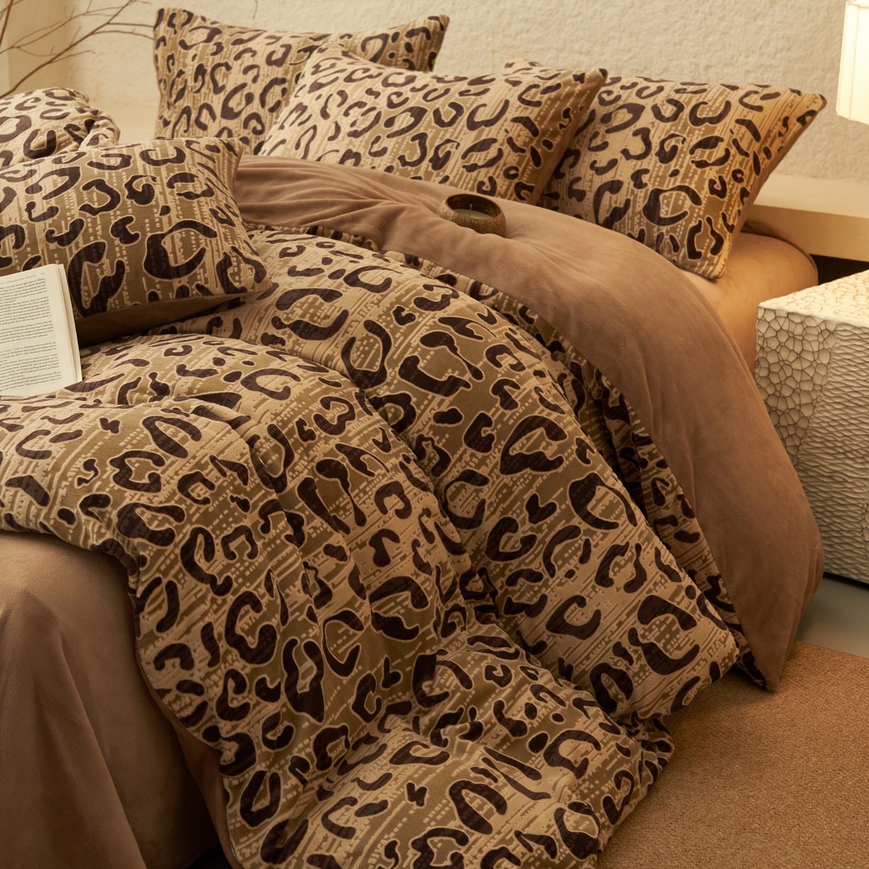 91家纺网 家纺一手货源 找家纺 寐绸家纺 2025秋冬新款230g中古风牛奶绒雕花四件套 中古-豹纹