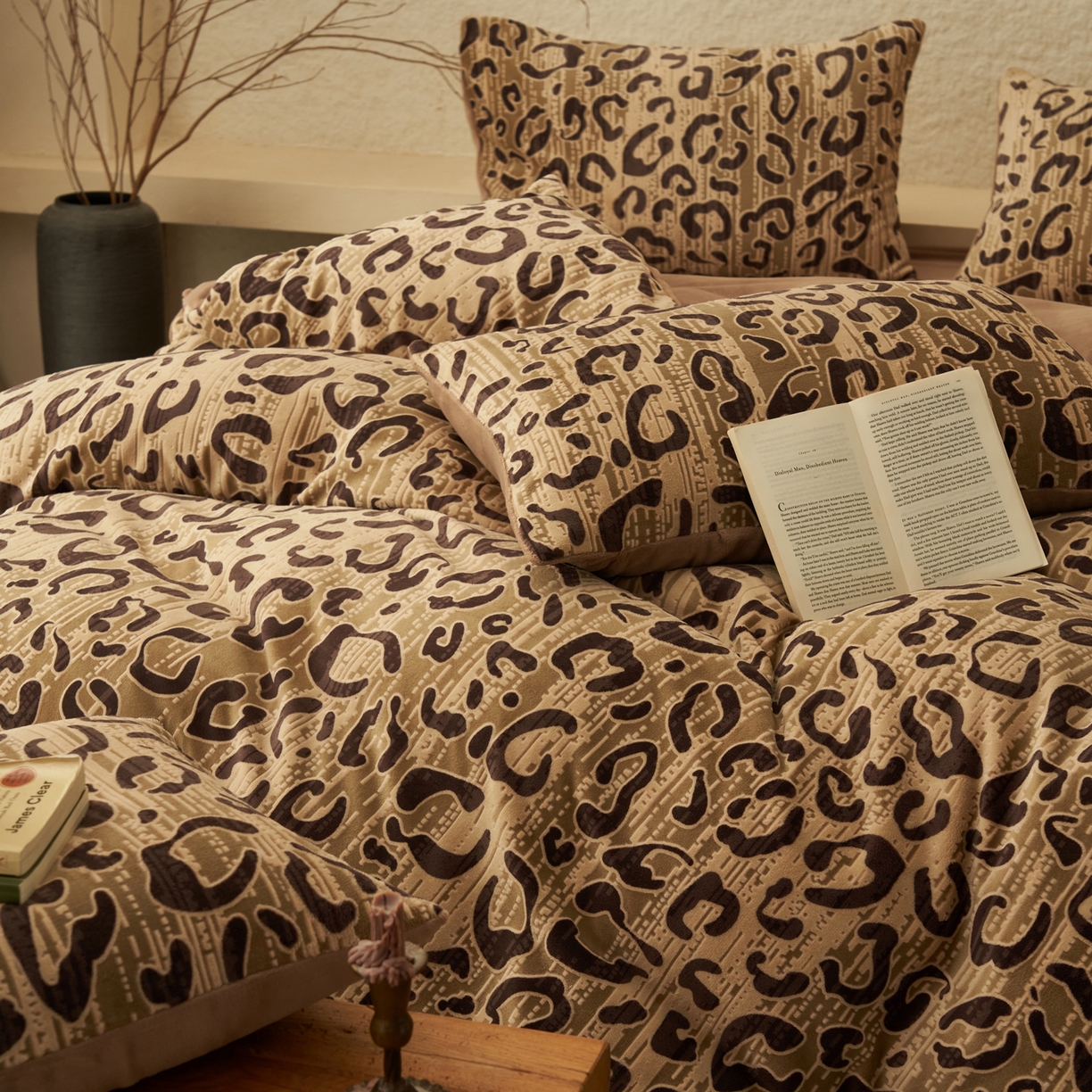 91家纺网 家纺一手货源 找家纺 寐绸家纺 2025秋冬新款230g中古风牛奶绒雕花四件套 中古-豹纹