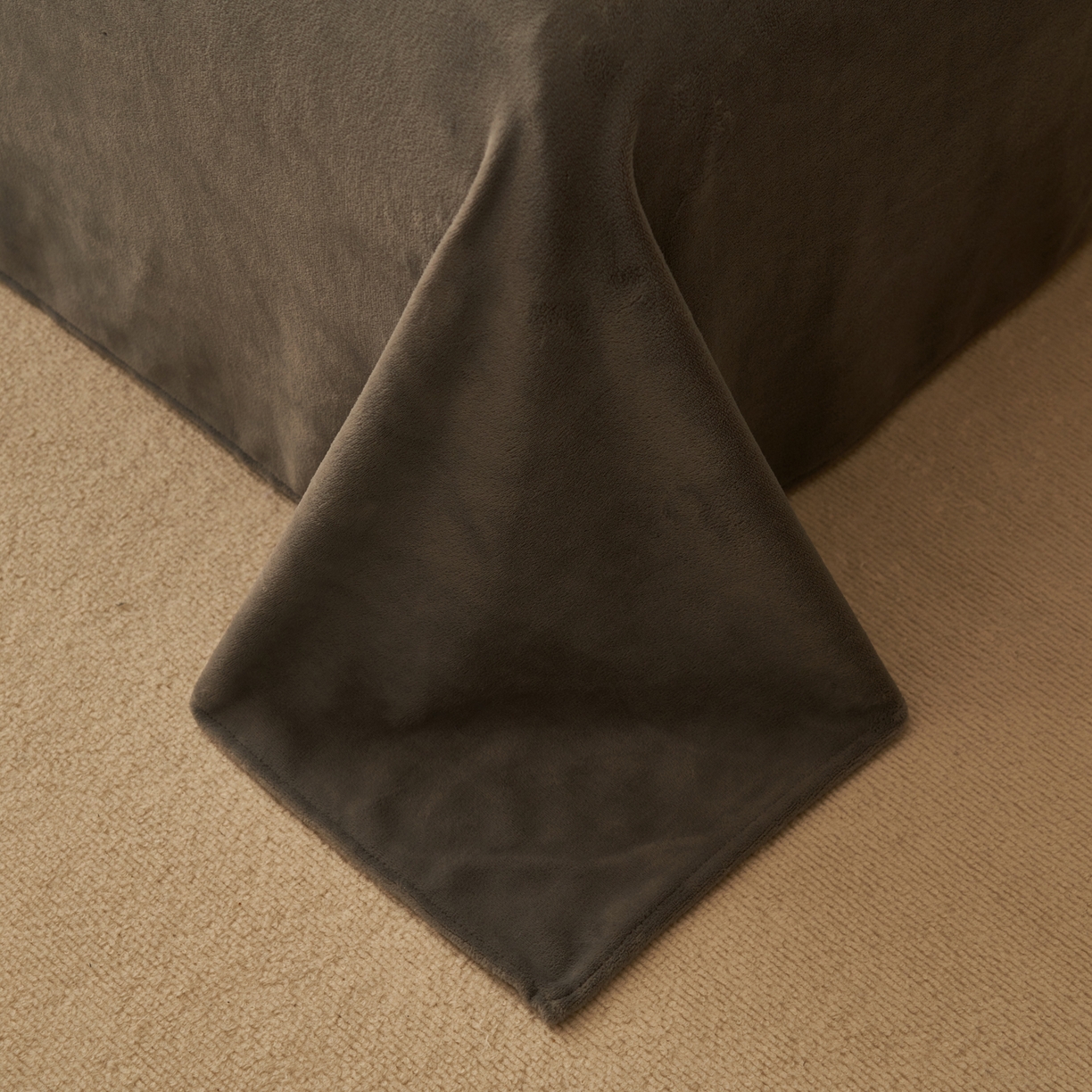 91家纺网 家纺一手货源 找家纺 寐绸家纺 2025秋冬新款230g中古风牛奶绒雕花四件套 中古-花样年华