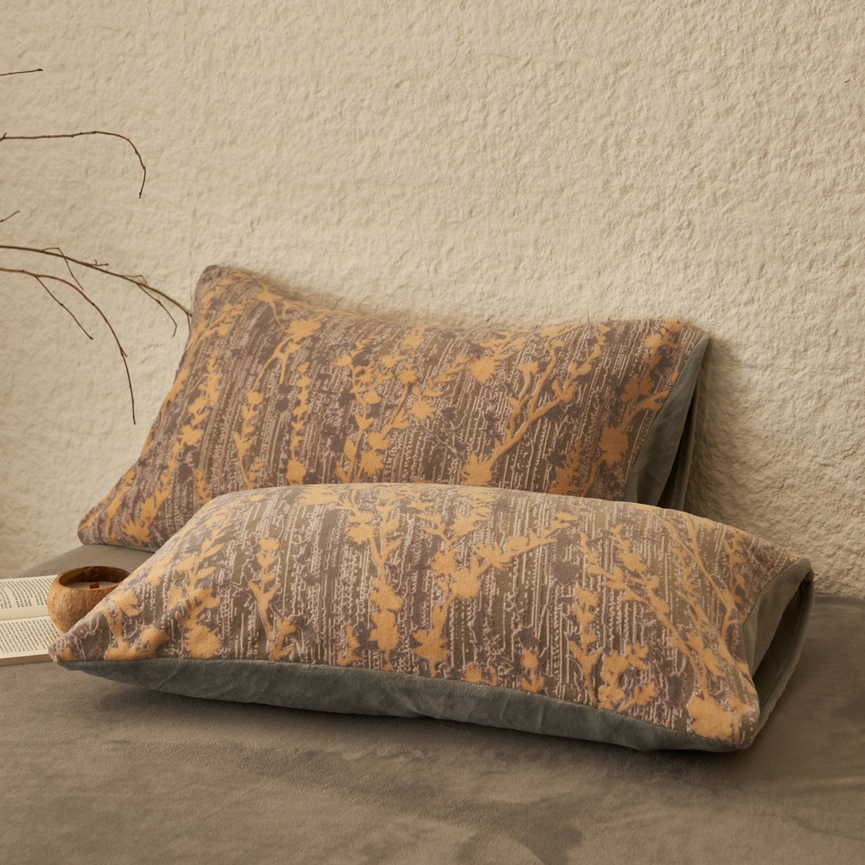 91家纺网 家纺一手货源 找家纺 寐绸家纺 2025秋冬新款230g中古风牛奶绒雕花四件套 中古-花样年华