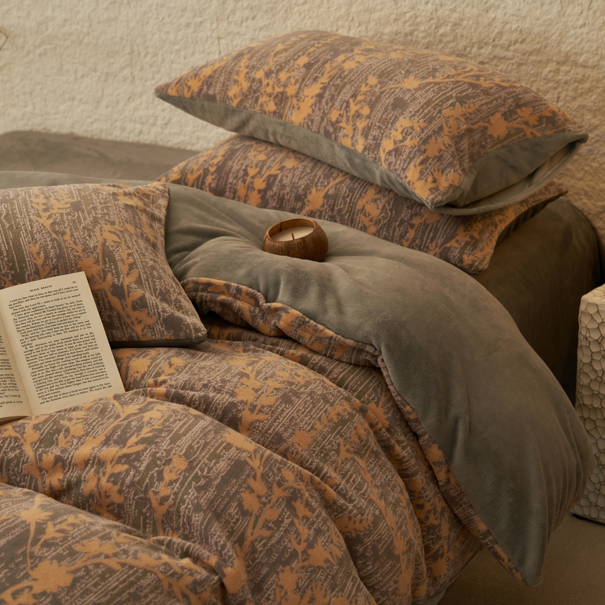 91家纺网 家纺一手货源 找家纺 寐绸家纺 2025秋冬新款230g中古风牛奶绒雕花四件套 中古-花样年华