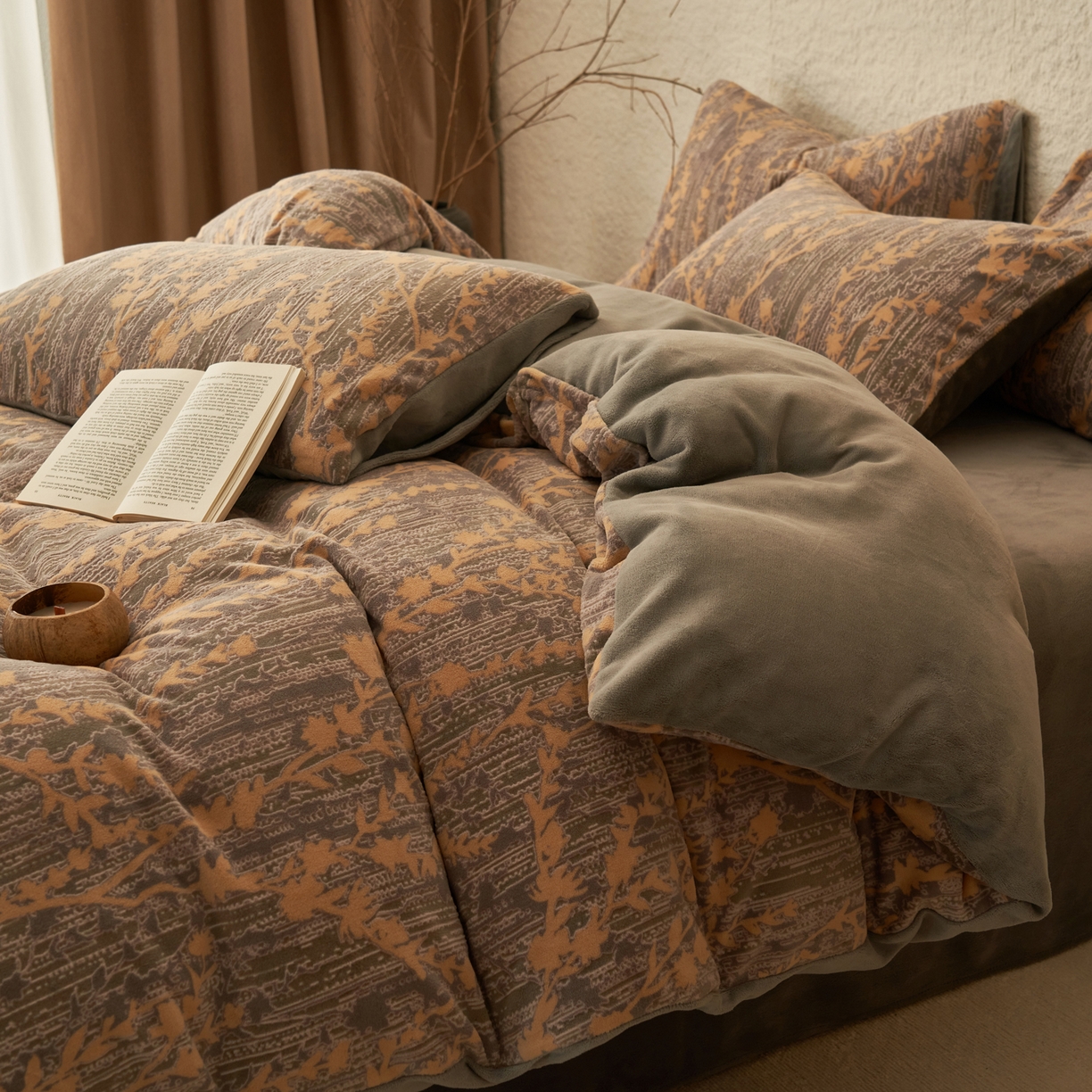 91家纺网 家纺一手货源 找家纺 寐绸家纺 2025秋冬新款230g中古风牛奶绒雕花四件套 中古-花样年华