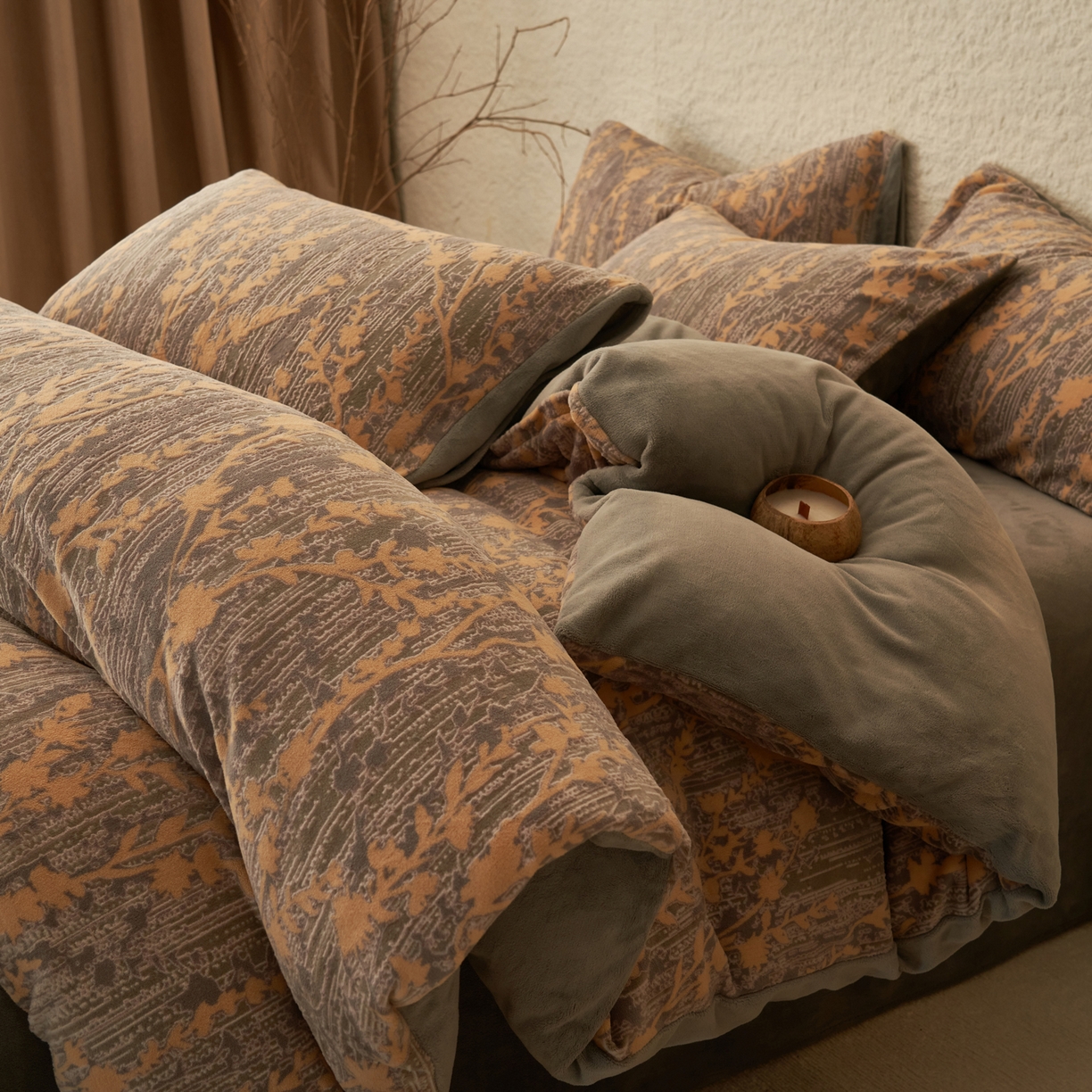 91家纺网 家纺一手货源 找家纺 寐绸家纺 2025秋冬新款230g中古风牛奶绒雕花四件套 中古-花样年华