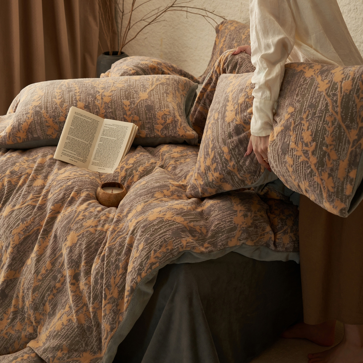 91家纺网 家纺一手货源 找家纺 寐绸家纺 2025秋冬新款230g中古风牛奶绒雕花四件套 中古-花样年华