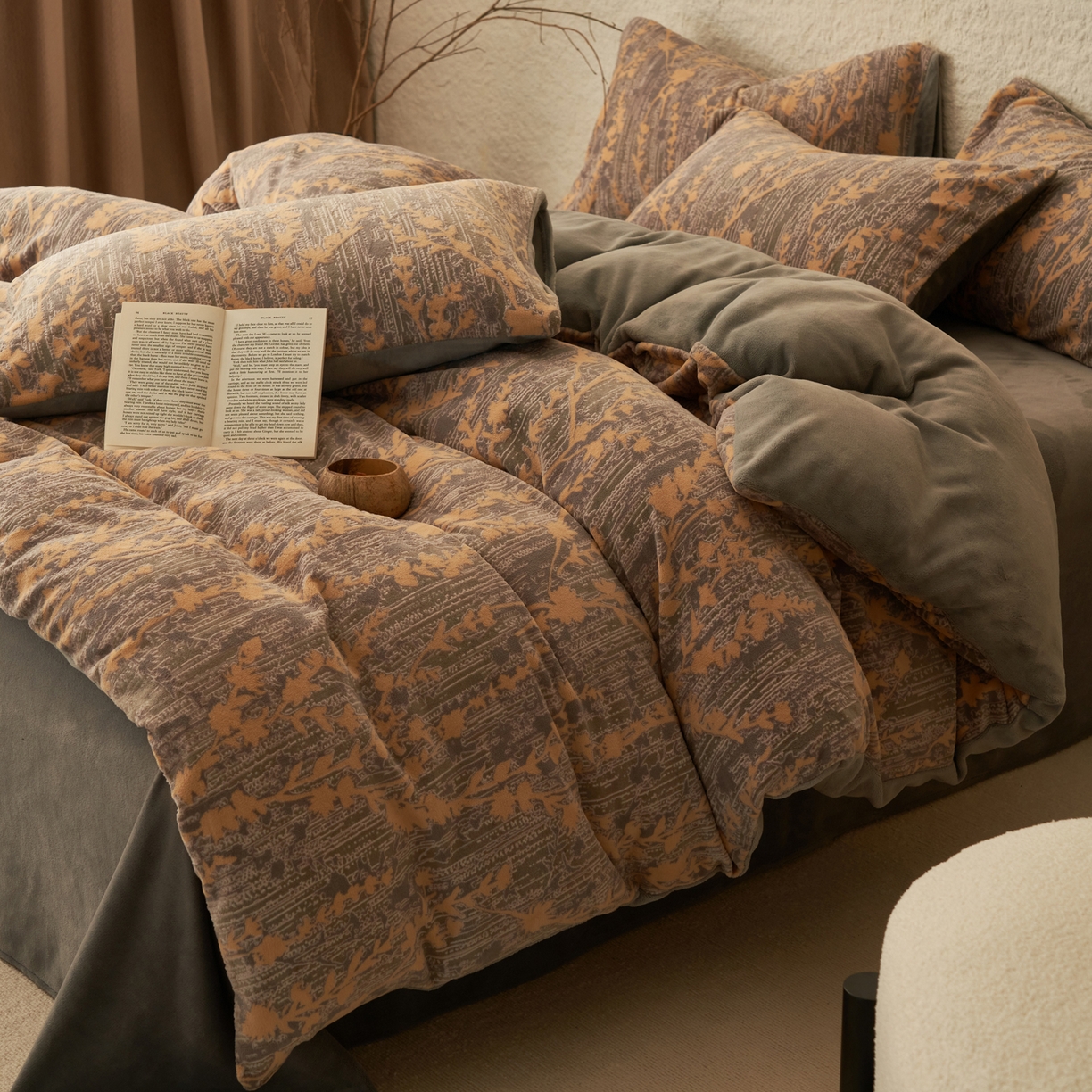 91家纺网 家纺一手货源 找家纺 寐绸家纺 2025秋冬新款230g中古风牛奶绒雕花四件套 中古-花样年华