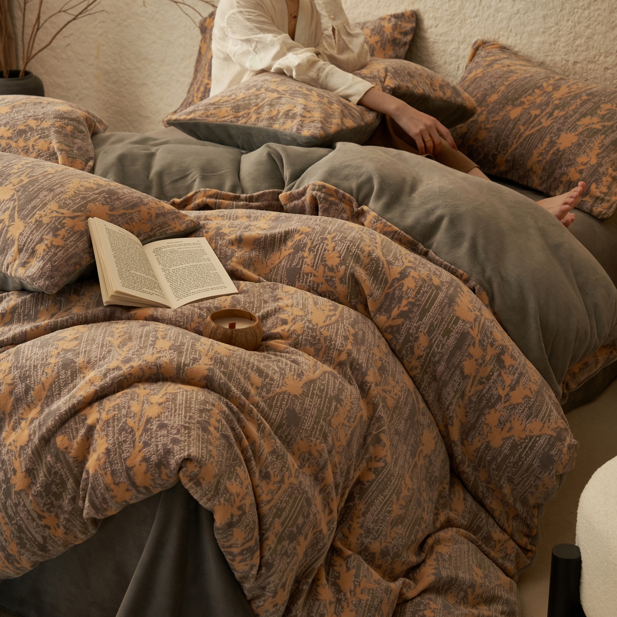 91家纺网 家纺一手货源 找家纺 寐绸家纺 2025秋冬新款230g中古风牛奶绒雕花四件套 中古-花样年华