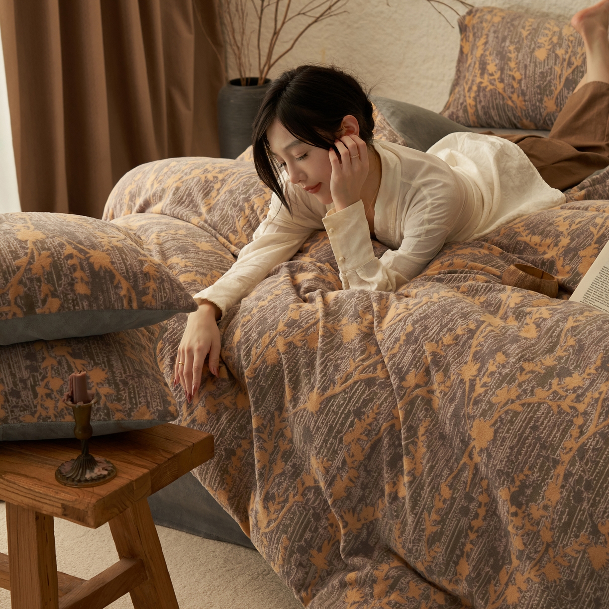 91家纺网 家纺一手货源 找家纺 寐绸家纺 2025秋冬新款230g中古风牛奶绒雕花四件套 中古-花样年华