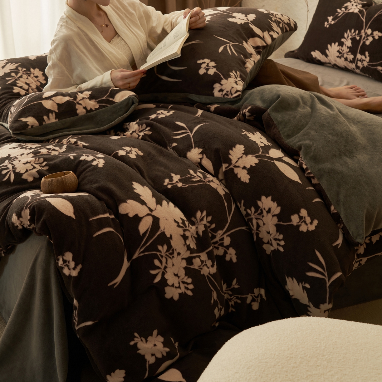 91家纺网 家纺一手货源 找家纺 寐绸家纺 2025秋冬新款230g中古风牛奶绒雕花四件套 中古-洛洛繁华