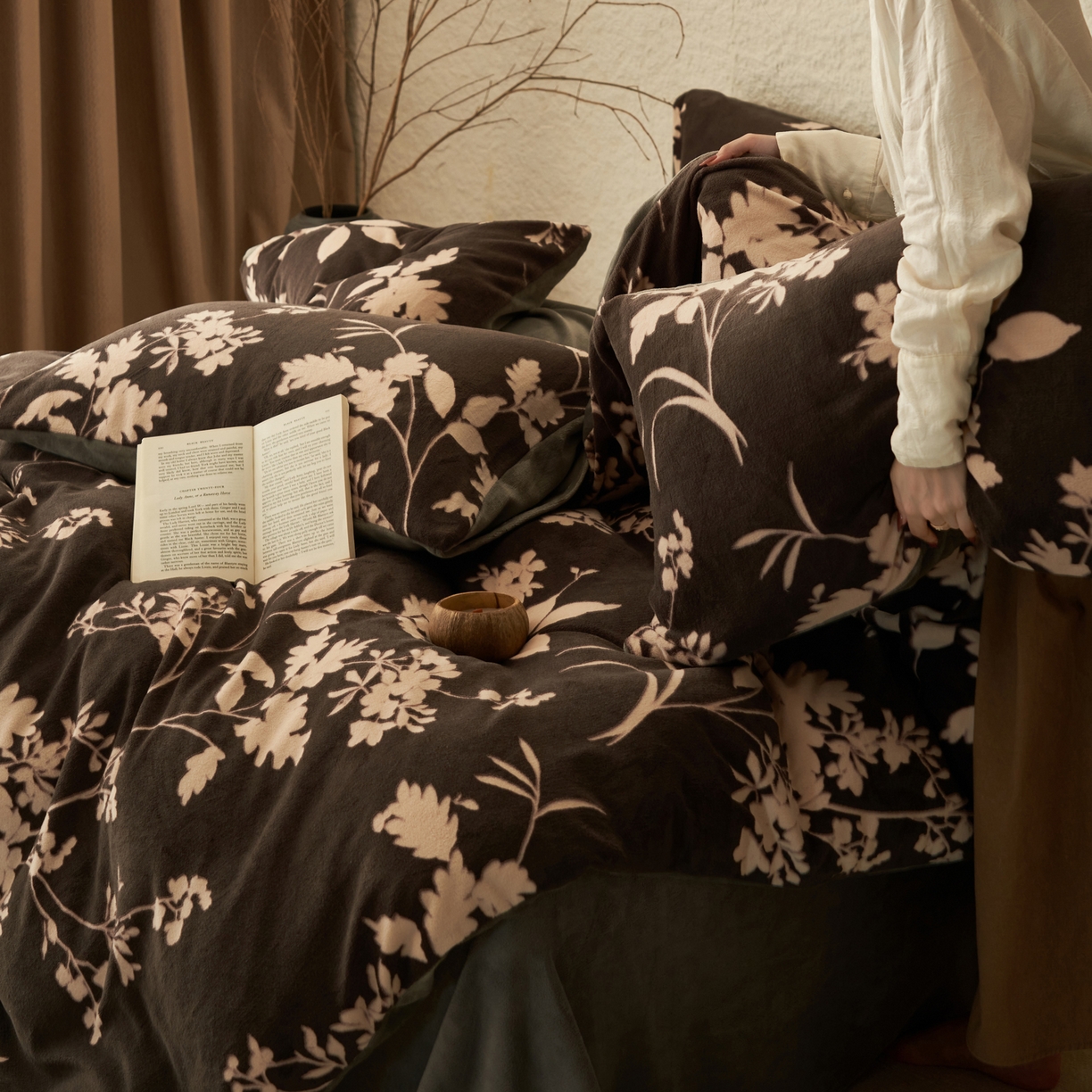 91家纺网 家纺一手货源 找家纺 寐绸家纺 2025秋冬新款230g中古风牛奶绒雕花四件套 中古-洛洛繁华