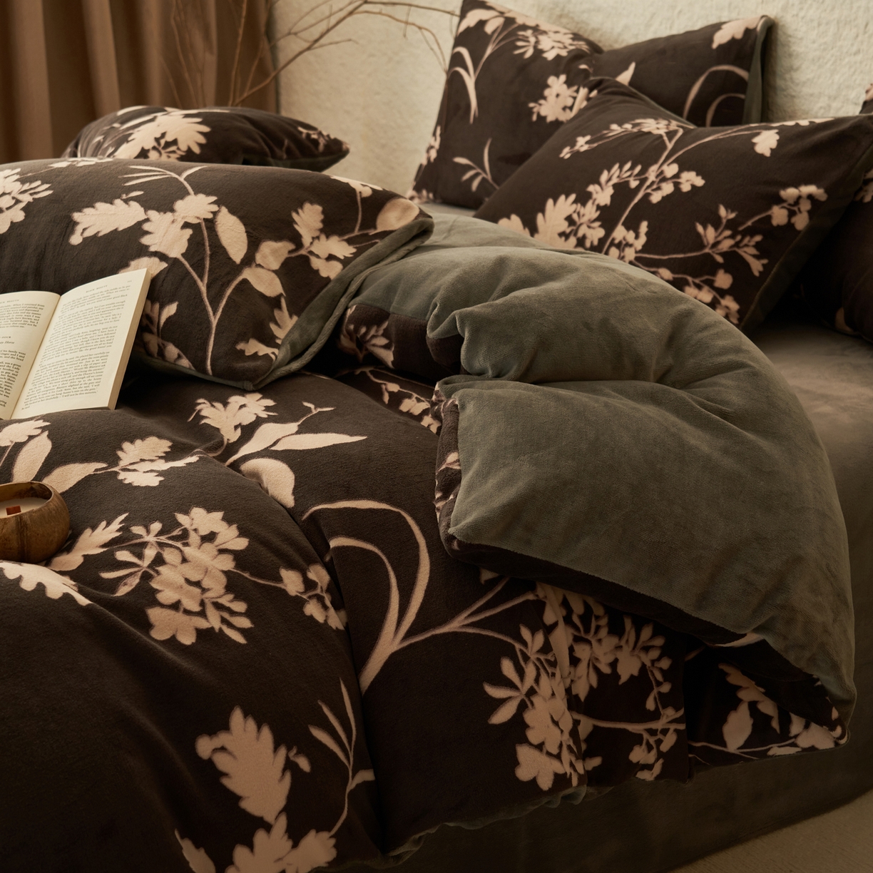 91家纺网 家纺一手货源 找家纺 寐绸家纺 2025秋冬新款230g中古风牛奶绒雕花四件套 中古-洛洛繁华