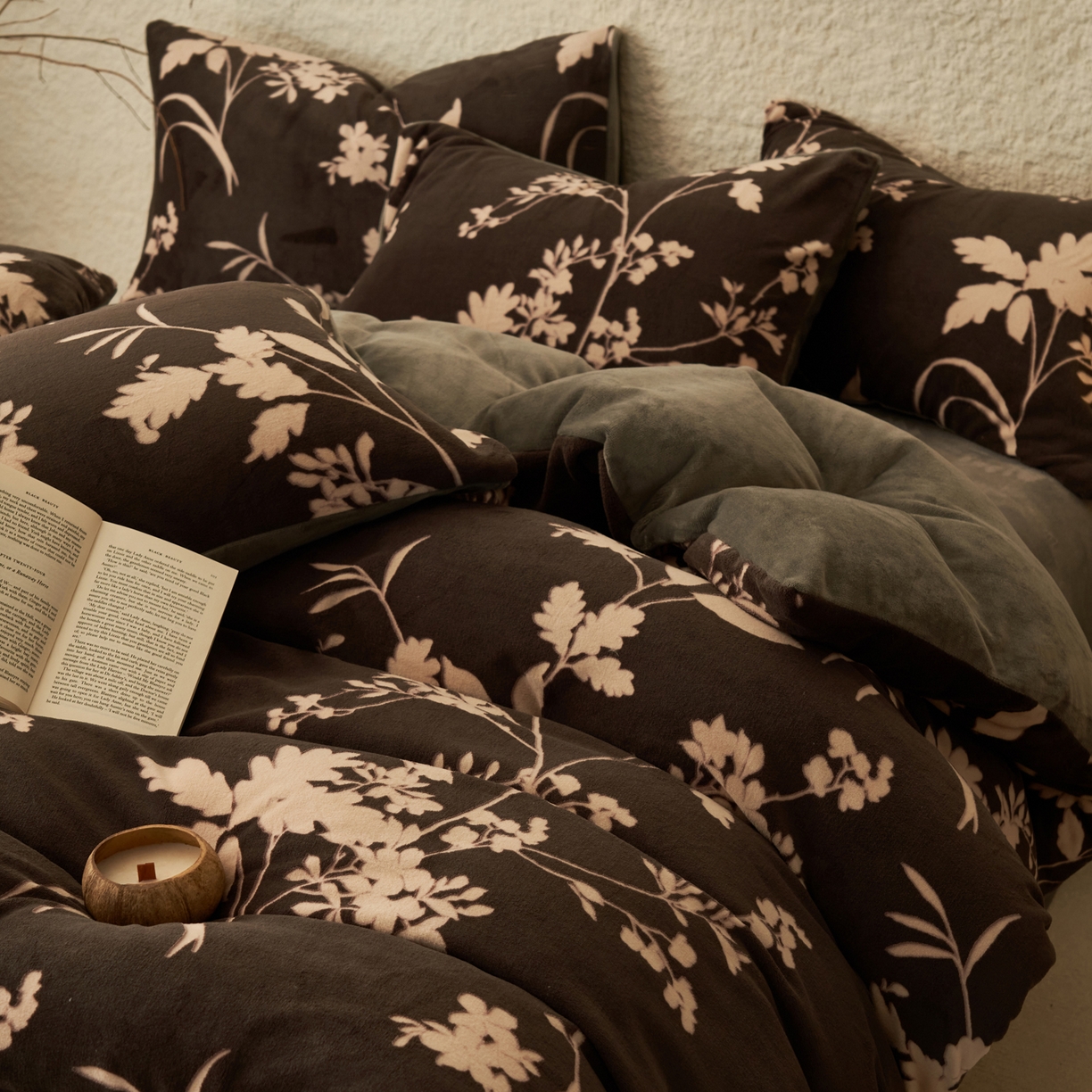 91家纺网 家纺一手货源 找家纺 寐绸家纺 2025秋冬新款230g中古风牛奶绒雕花四件套 中古-洛洛繁华