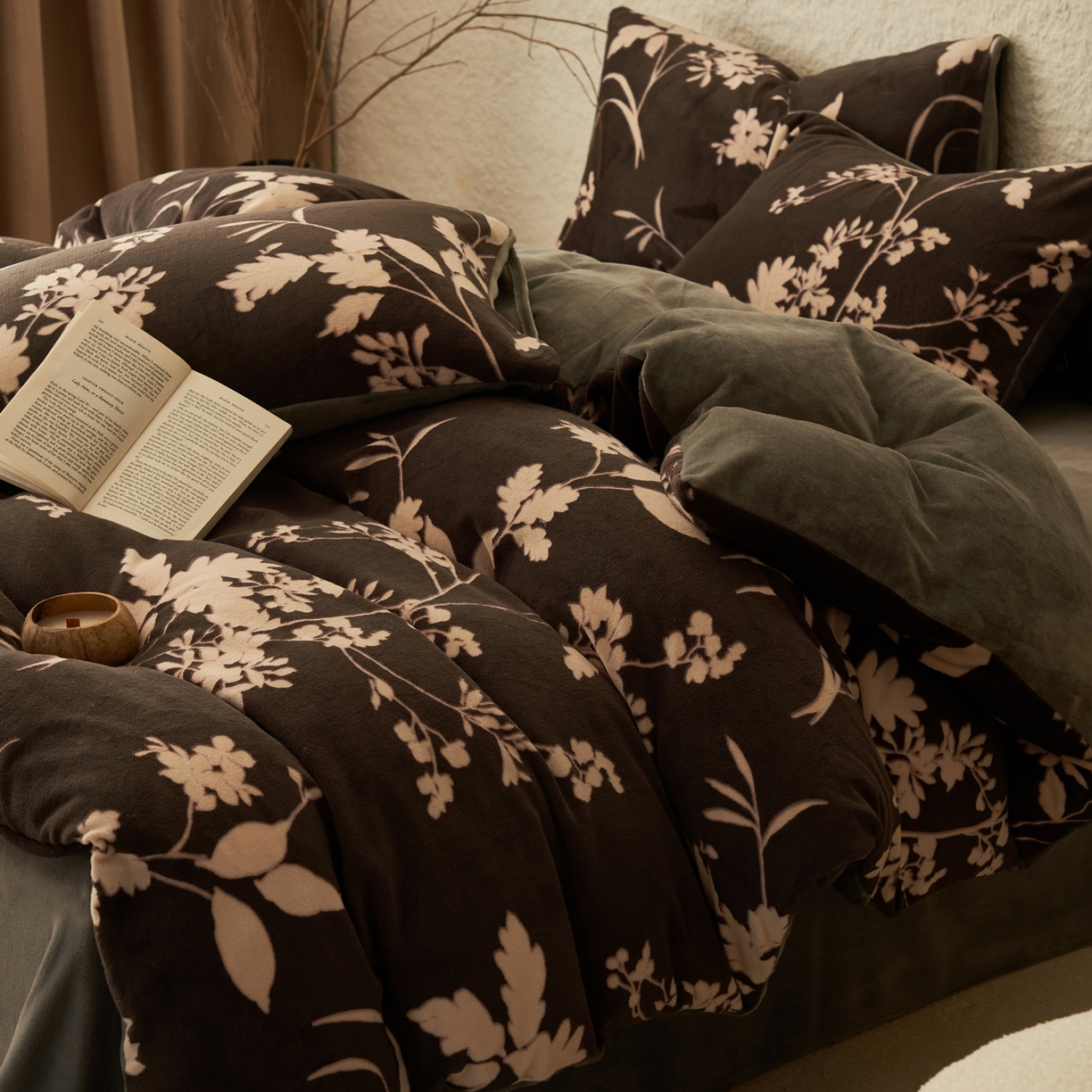 91家纺网 家纺一手货源 找家纺 寐绸家纺 2025秋冬新款230g中古风牛奶绒雕花四件套 中古-洛洛繁华