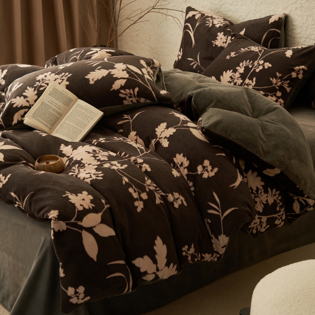 91家纺网 家纺一手货源 找家纺 寐绸家纺 2025秋冬新款230g中古风牛奶绒雕花四件套 中古-洛洛繁华