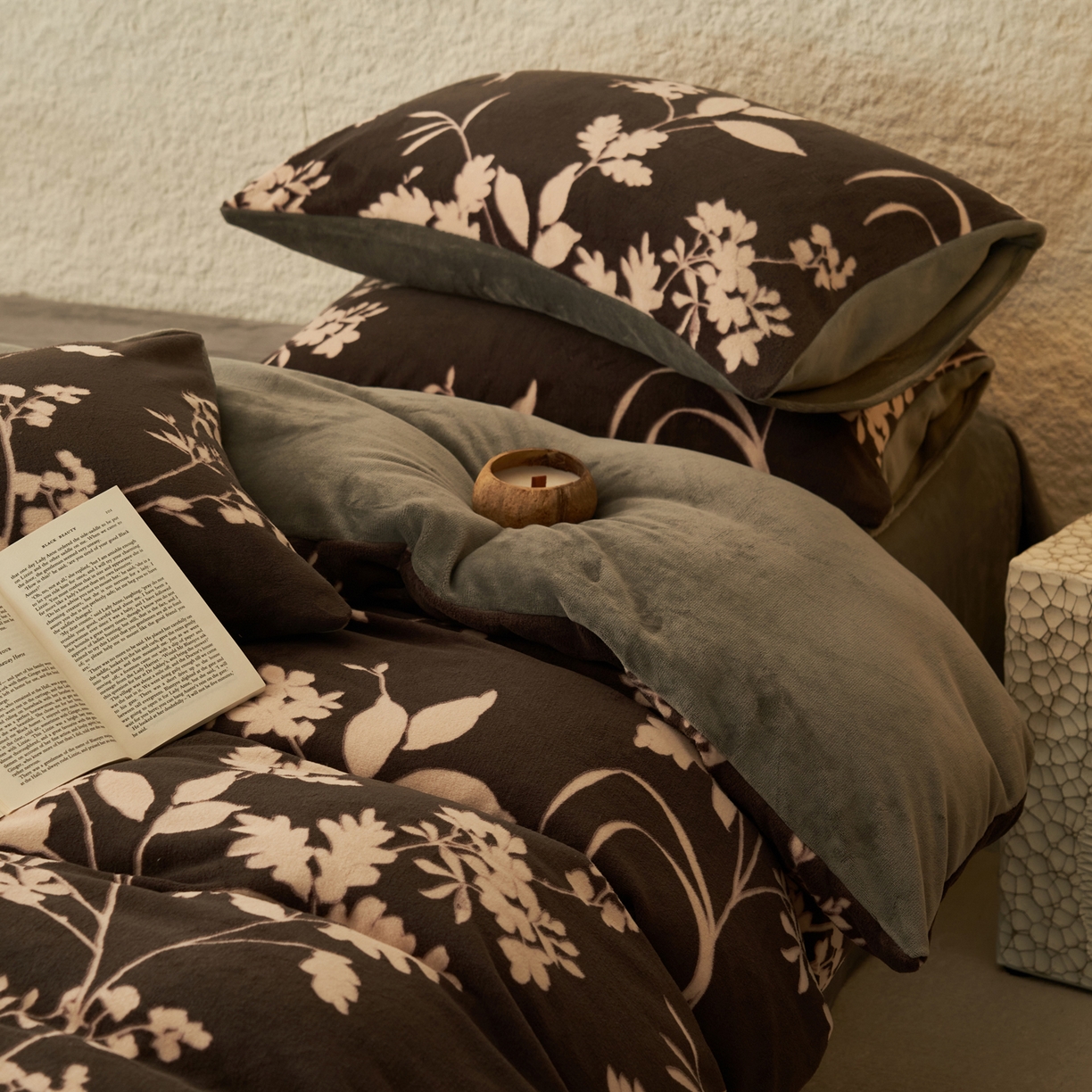 91家纺网 家纺一手货源 找家纺 寐绸家纺 2025秋冬新款230g中古风牛奶绒雕花四件套 中古-洛洛繁华