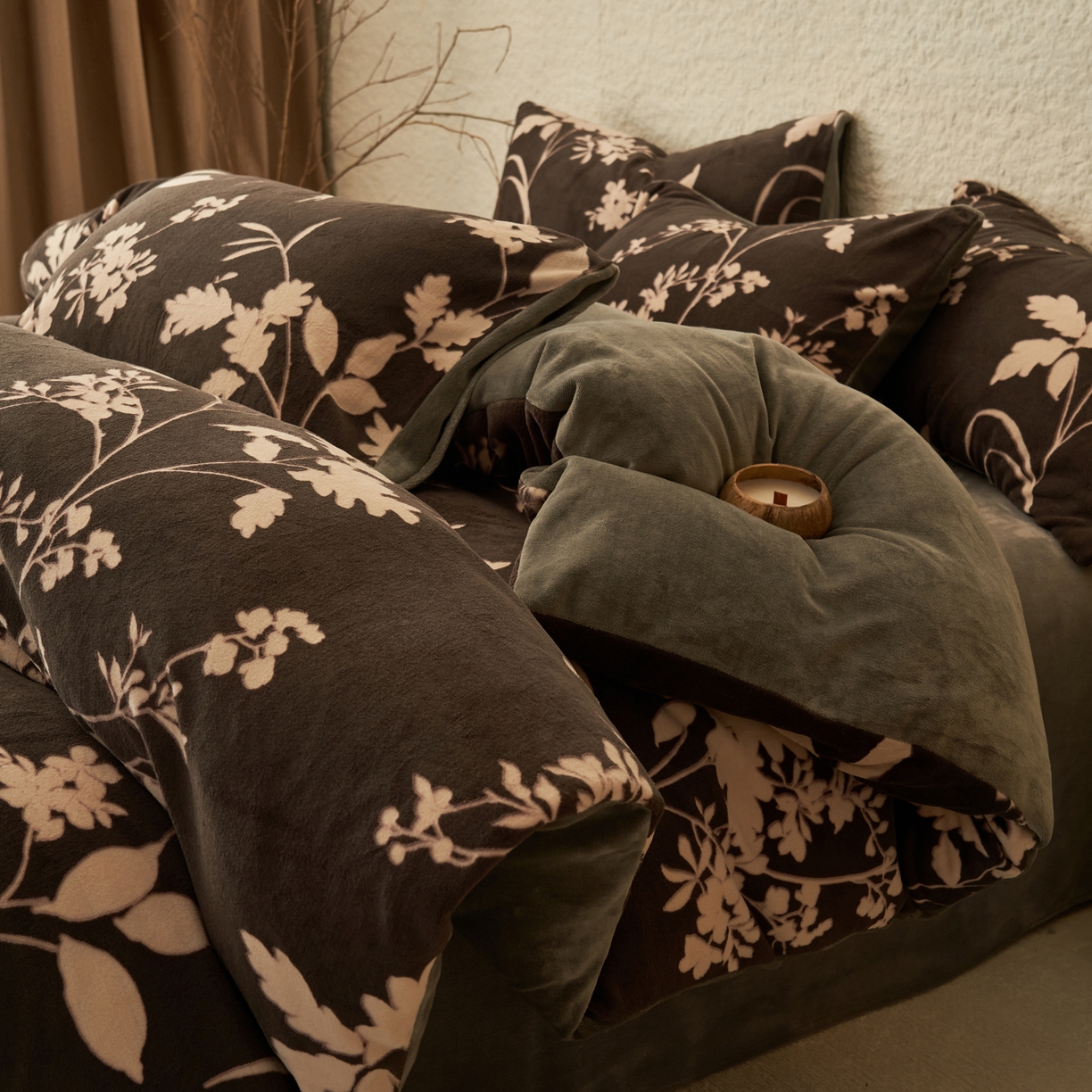 91家纺网 家纺一手货源 找家纺 寐绸家纺 2025秋冬新款230g中古风牛奶绒雕花四件套 中古-洛洛繁华