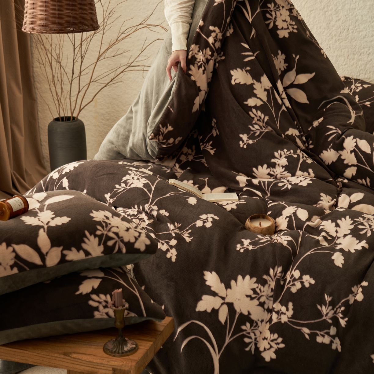 91家纺网 家纺一手货源 找家纺 寐绸家纺 2025秋冬新款230g中古风牛奶绒雕花四件套 中古-洛洛繁华