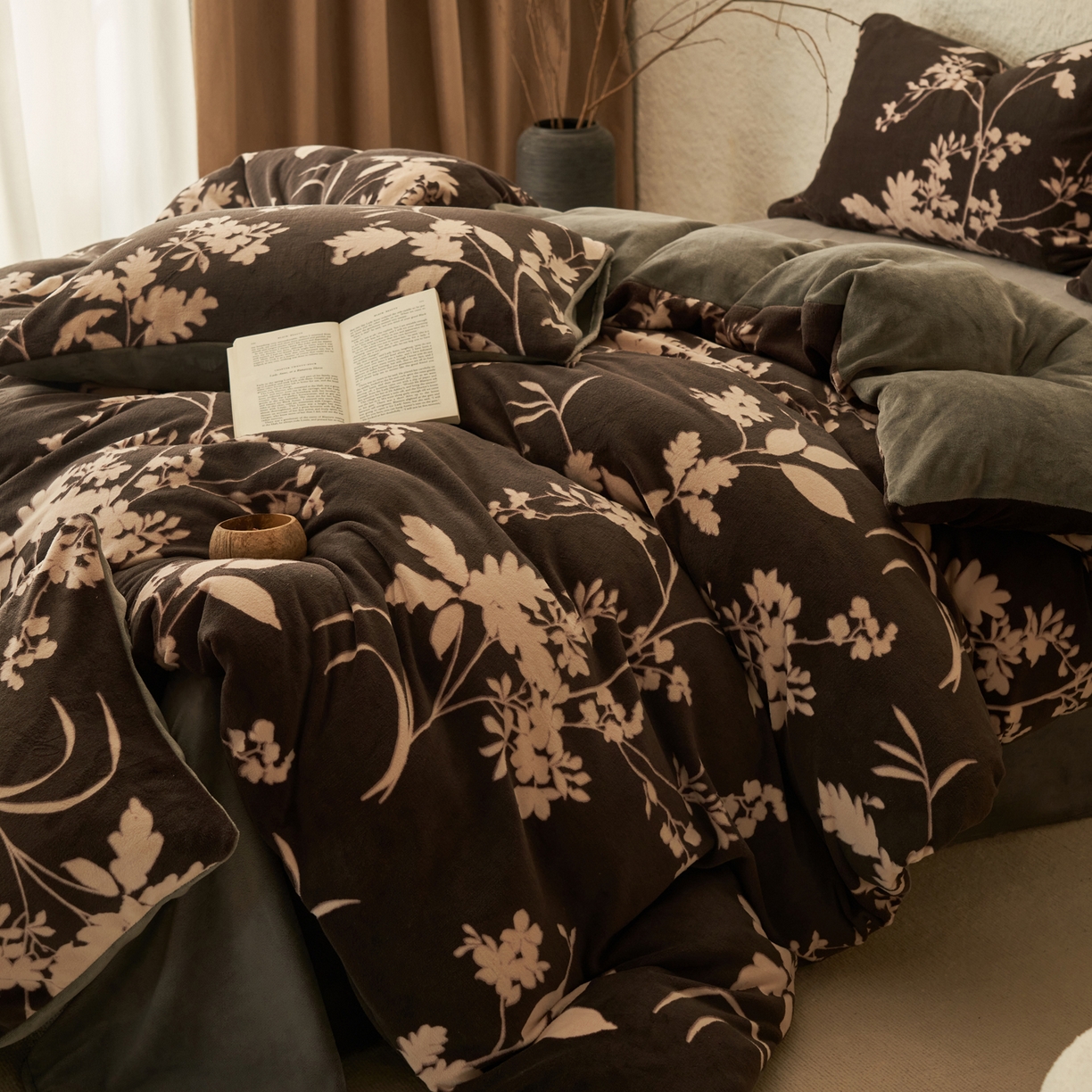 91家纺网 家纺一手货源 找家纺 寐绸家纺 2025秋冬新款230g中古风牛奶绒雕花四件套 中古-洛洛繁华