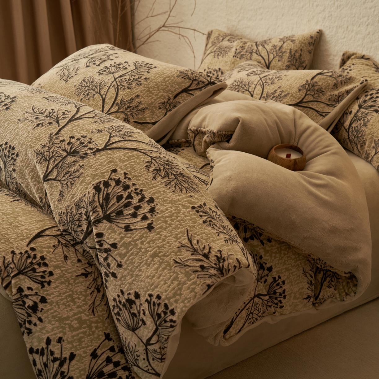 91家纺网 家纺一手货源 找家纺 寐绸家纺 2025秋冬新款230g中古风牛奶绒雕花四件套 中古-如意-米灰