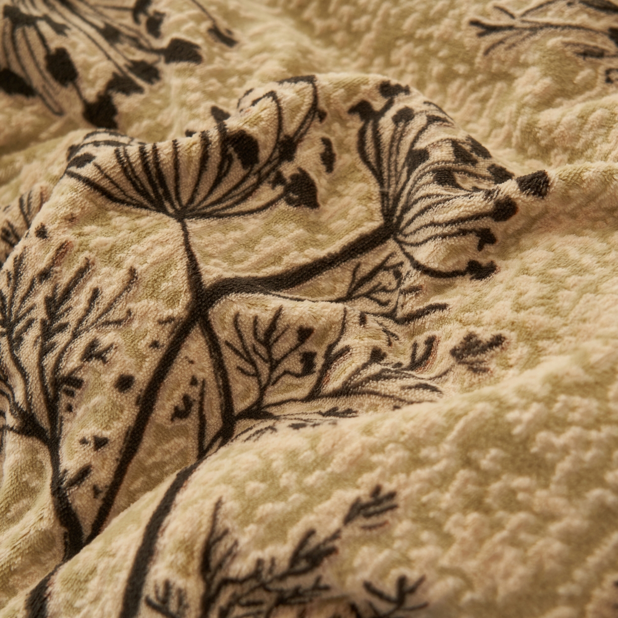 91家纺网 家纺一手货源 找家纺 寐绸家纺 2025秋冬新款230g中古风牛奶绒雕花四件套 中古-如意-米灰