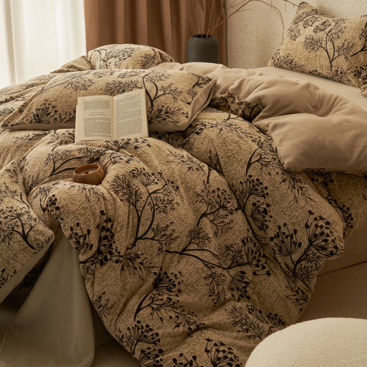 91家纺网 家纺一手货源 找家纺 寐绸家纺 2025秋冬新款230g中古风牛奶绒雕花四件套 中古-如意-米灰