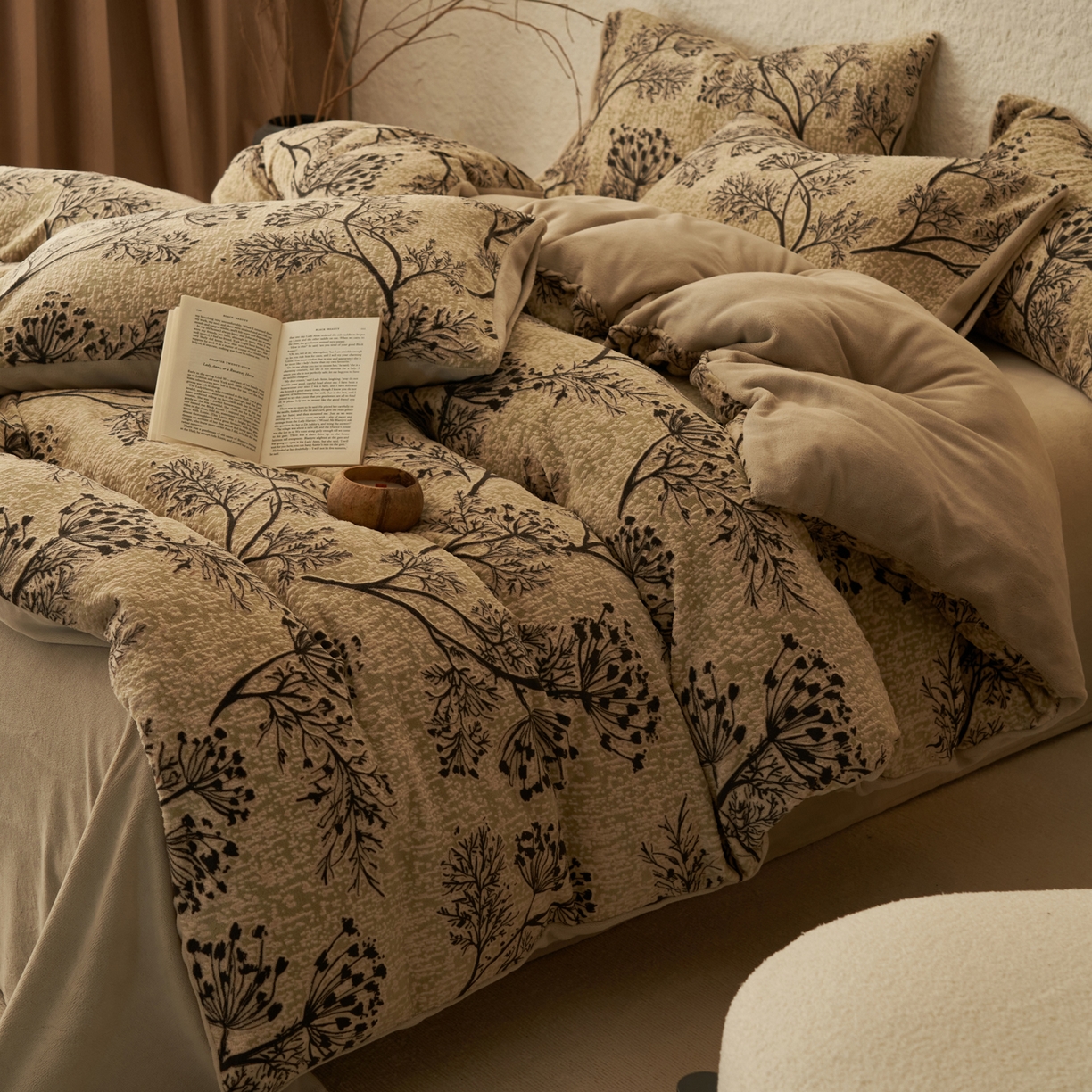 91家纺网 家纺一手货源 找家纺 寐绸家纺 2025秋冬新款230g中古风牛奶绒雕花四件套 中古-如意-米灰