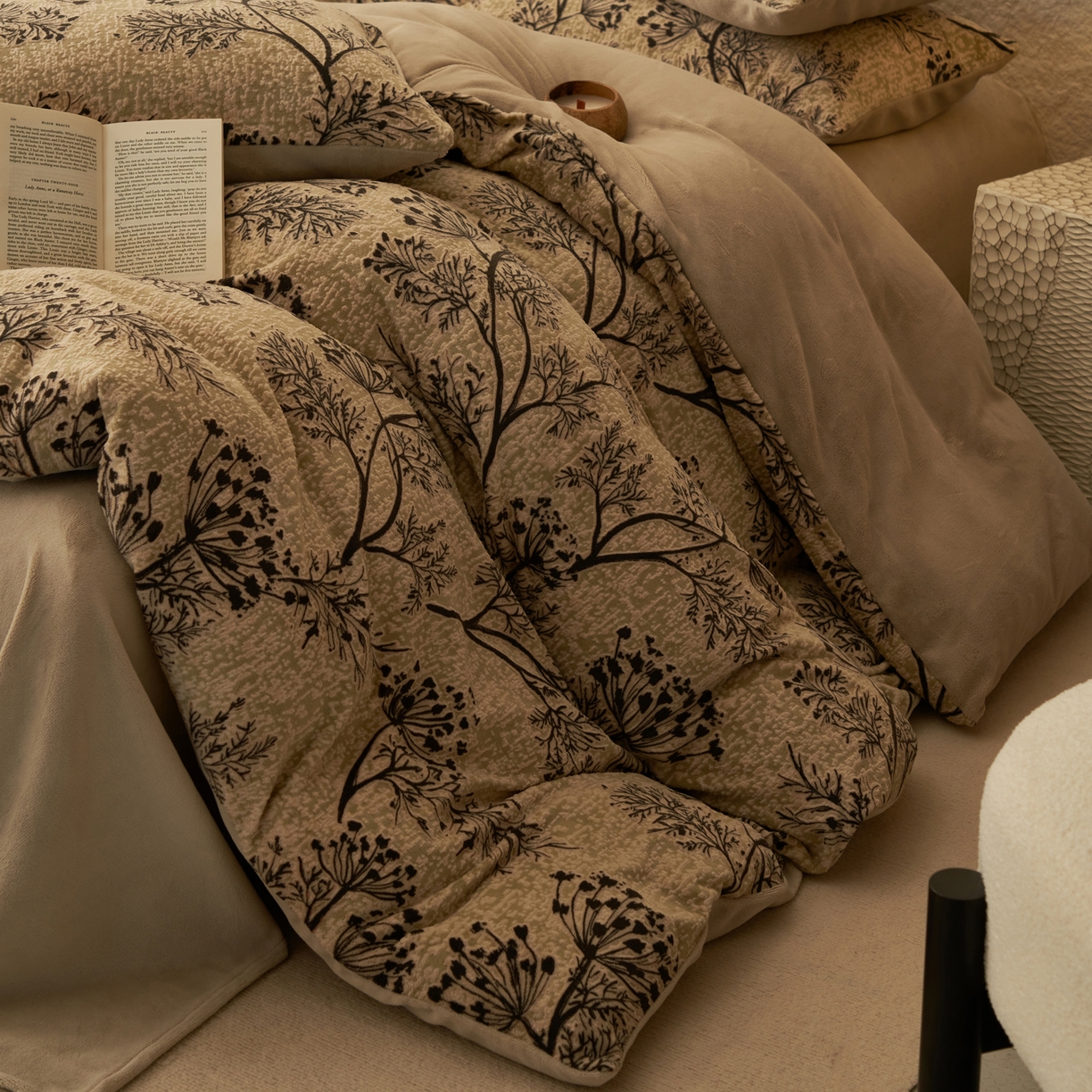 91家纺网 家纺一手货源 找家纺 寐绸家纺 2025秋冬新款230g中古风牛奶绒雕花四件套 中古-如意-米灰