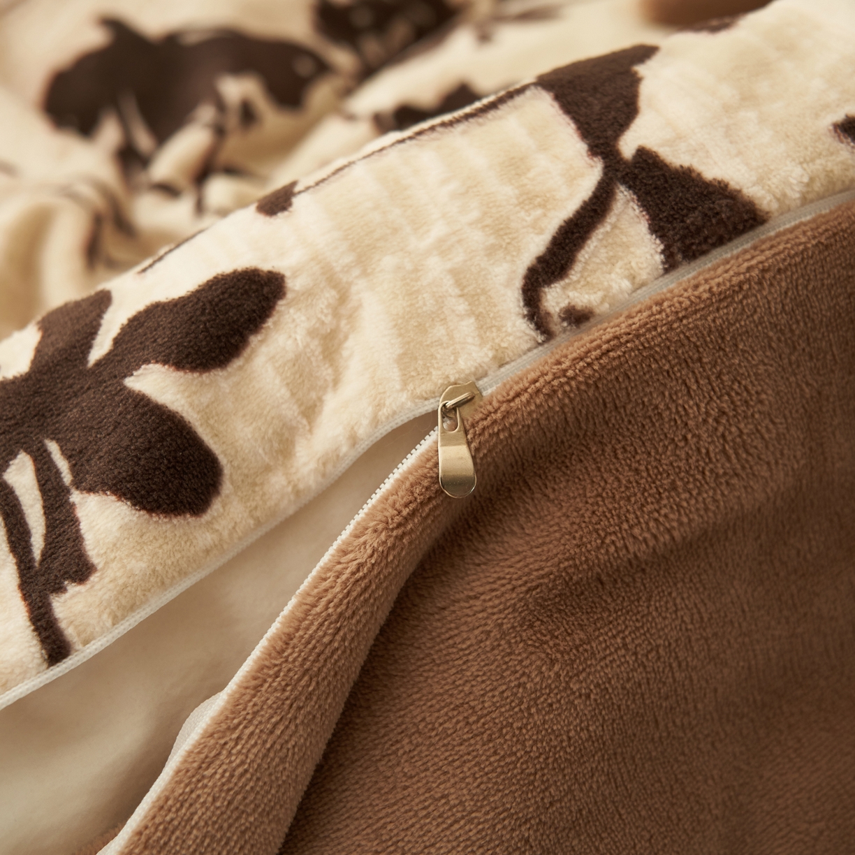 91家纺网 家纺一手货源 找家纺 寐绸家纺 2025秋冬新款230g中古风牛奶绒雕花四件套 中古-素雅