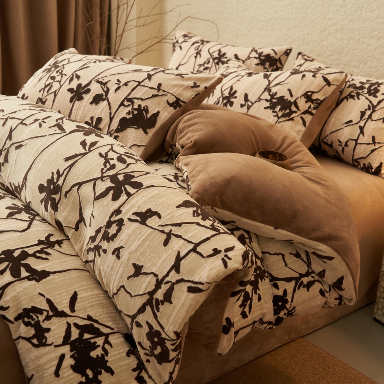 91家纺网 家纺一手货源 找家纺 寐绸家纺 2025秋冬新款230g中古风牛奶绒雕花四件套 中古-素雅