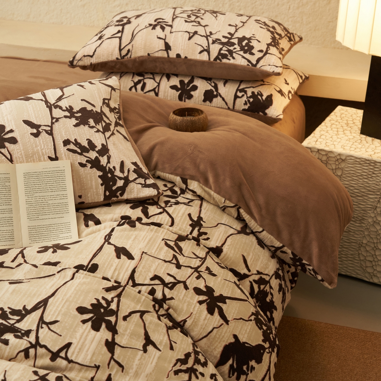 91家纺网 家纺一手货源 找家纺 寐绸家纺 2025秋冬新款230g中古风牛奶绒雕花四件套 中古-素雅