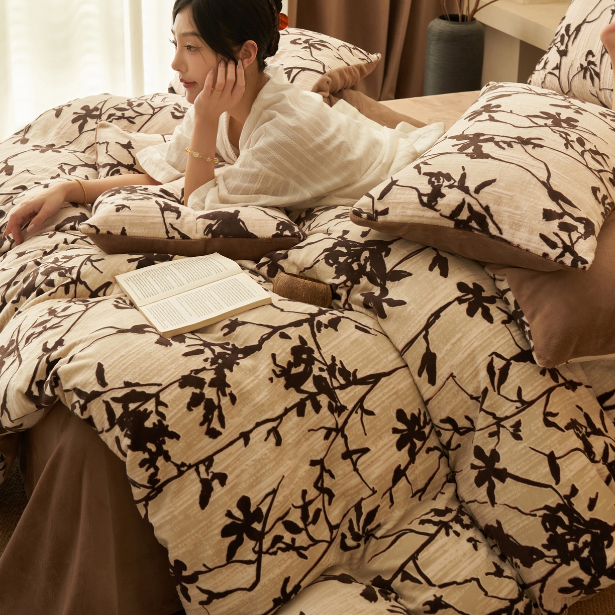 91家纺网 家纺一手货源 找家纺 寐绸家纺 2025秋冬新款230g中古风牛奶绒雕花四件套 中古-素雅