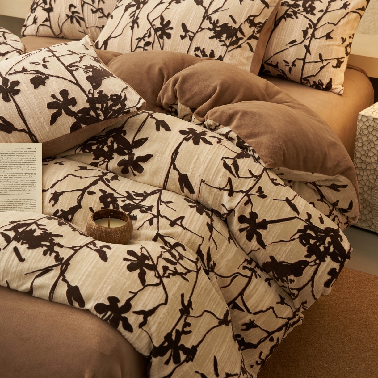 91家纺网 家纺一手货源 找家纺 寐绸家纺 2025秋冬新款230g中古风牛奶绒雕花四件套 中古-素雅