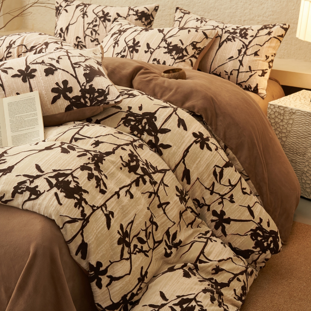 91家纺网 家纺一手货源 找家纺 寐绸家纺 2025秋冬新款230g中古风牛奶绒雕花四件套 中古-素雅