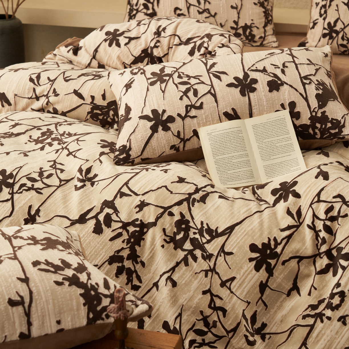 91家纺网 家纺一手货源 找家纺 寐绸家纺 2025秋冬新款230g中古风牛奶绒雕花四件套 中古-素雅