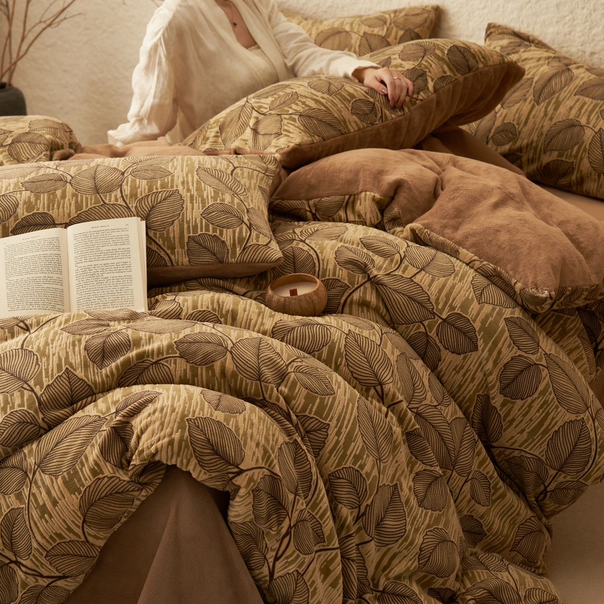 91家纺网 家纺一手货源 找家纺 寐绸家纺 2025秋冬新款230g中古风牛奶绒雕花四件套 中古-叶茂