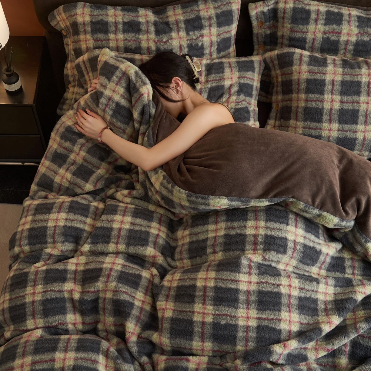 91家纺网 家纺一手货源 找家纺 （总）寐绸家纺 2025秋冬新款230g羊驼绒复古格牛奶绒四件套