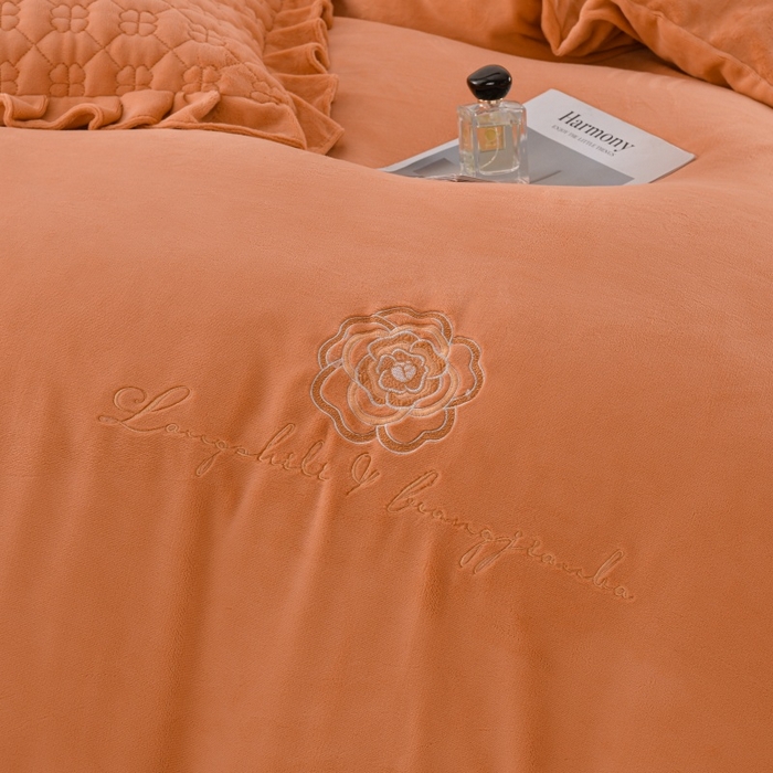 91家纺网 家纺一手货源 找家纺 （总）优家居 2025新款240克高克重牛奶绒韩版刺绣花牛奶绒夹棉床盖四件套