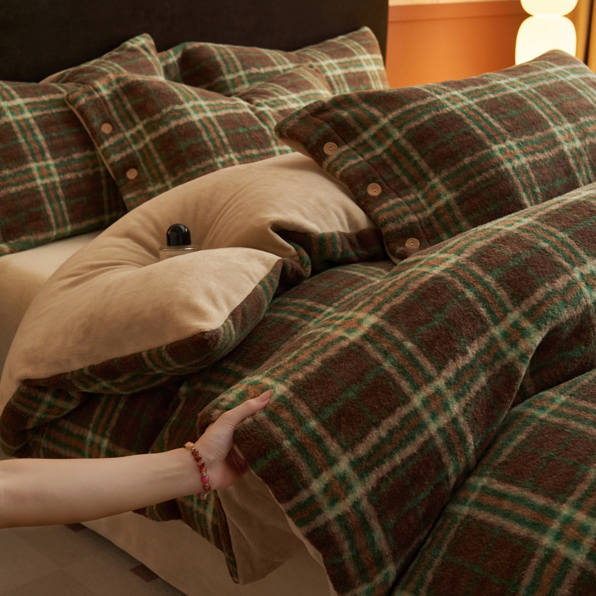 91家纺网 家纺一手货源 找家纺 （总）寐绸家纺 2025秋冬新款230g羊驼绒复古格牛奶绒四件套