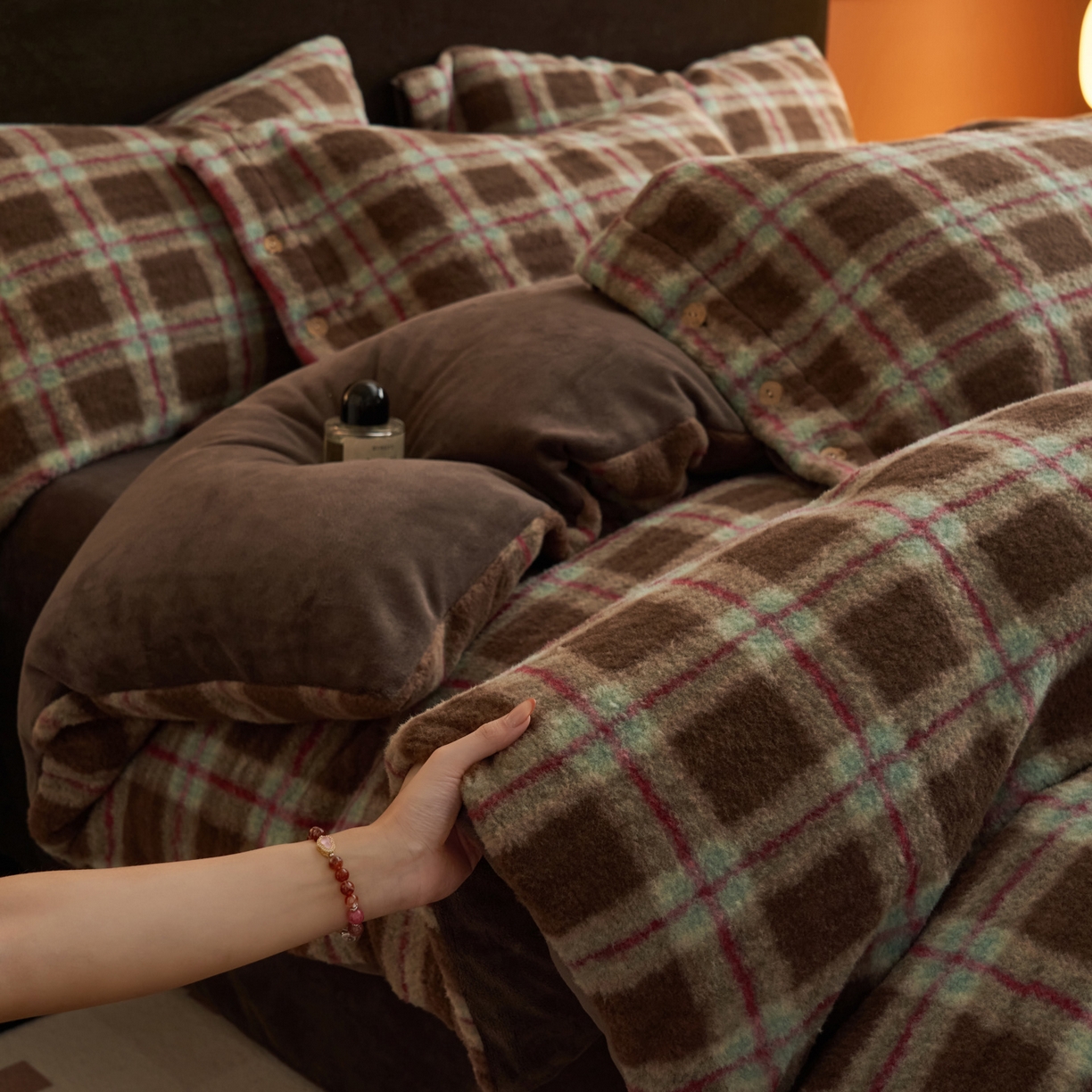 91家纺网 家纺一手货源 找家纺 （总）寐绸家纺 2025秋冬新款230g羊驼绒复古格牛奶绒四件套