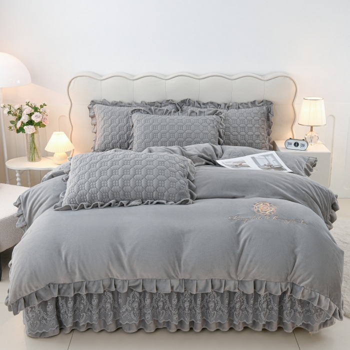 91家纺网 家纺一手货源 找家纺 （总）优家居 2025新款240克高克重牛奶绒韩版刺绣花牛奶绒夹棉床盖四件套