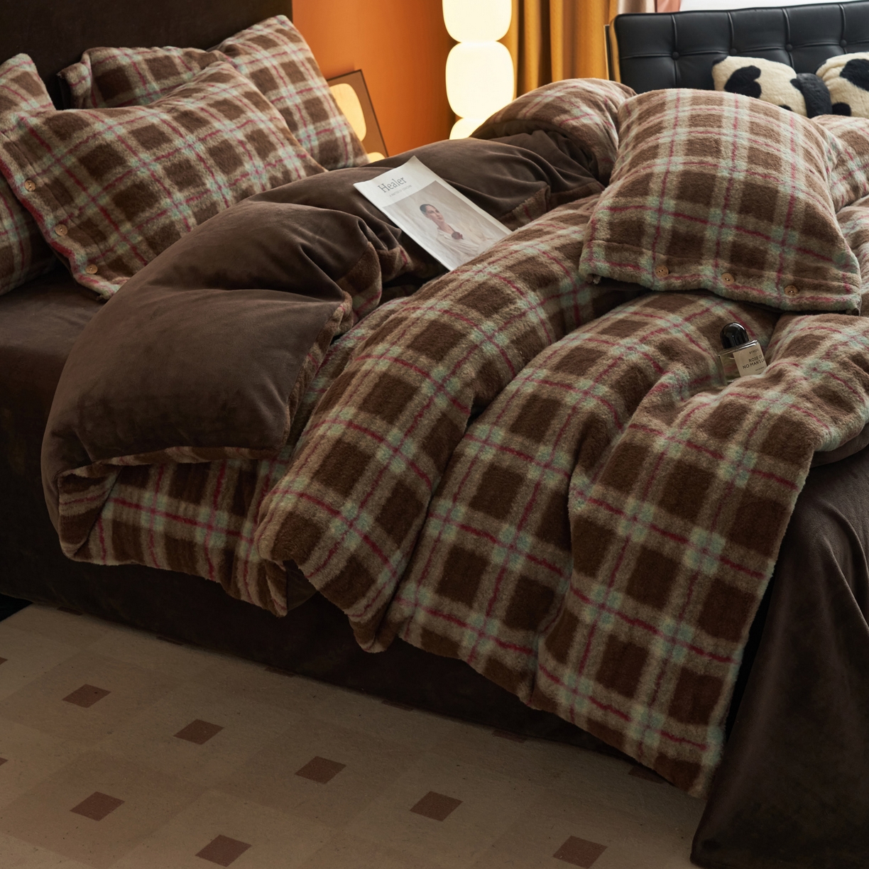 91家纺网 家纺一手货源 找家纺 寐绸家纺 2025秋冬新款230g羊驼绒复古格牛奶绒四件套 慕池格